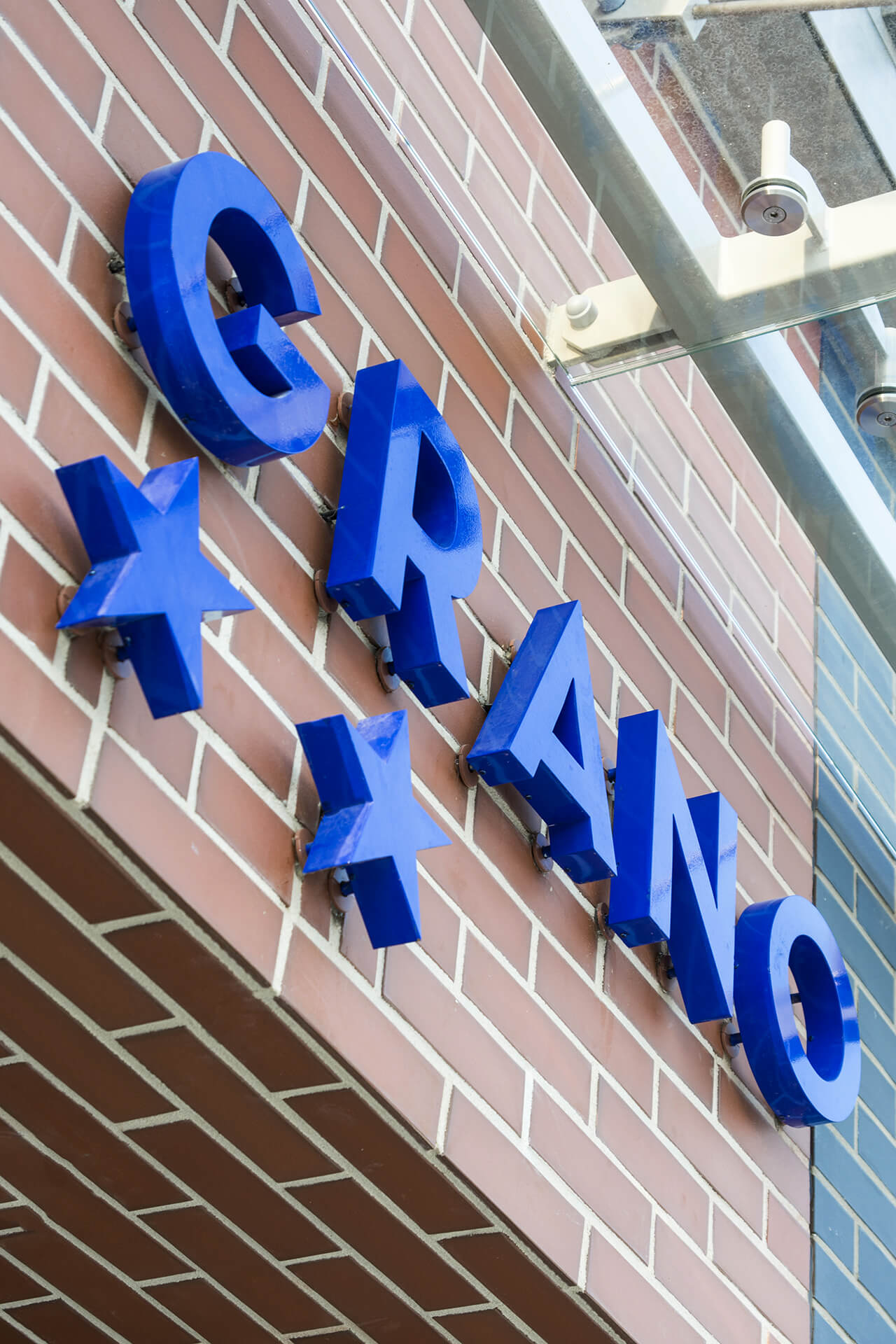 grano-espace-résidence lettrage-back-lit-blue-lettrage-au-dessus-de-l'entrée-de-l'hôtel-lettrage-monté-sur-le-plancher lettrage-sur-un-cadre-logo-firme-3d-gdansk